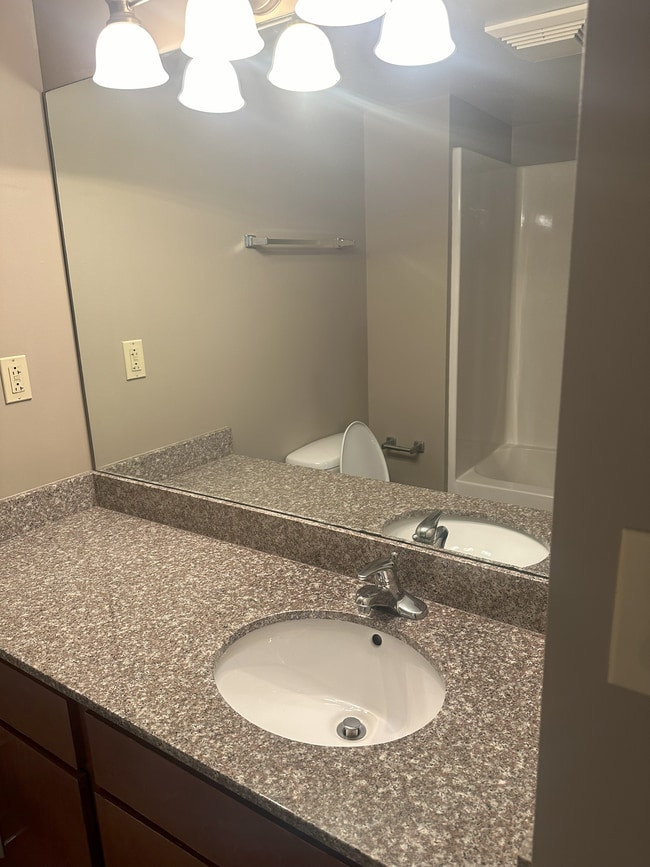 Building Photo - 1735 Lake Ave