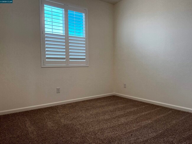 Building Photo - 742 Iris Dr