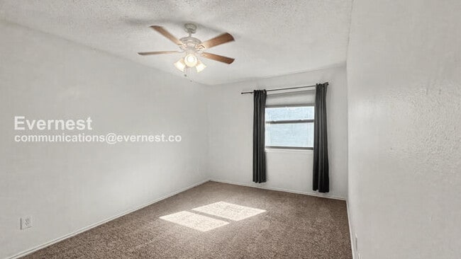 Building Photo - 2 Bed, 1.5 Bath Apartment with Carport / Pet-Friendly / Available Now!