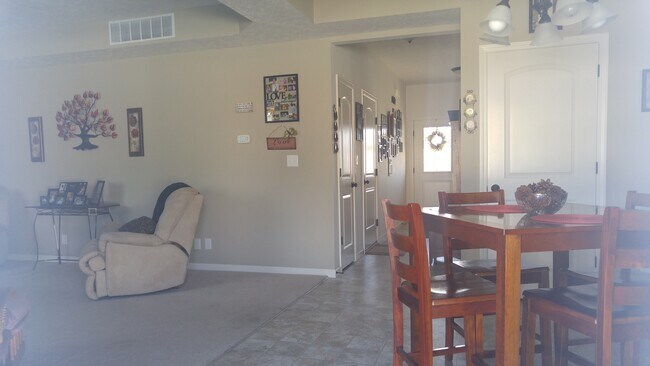 Building Photo - Modern 4 Bedroom, 2.5 Bath West Side Single Family Home