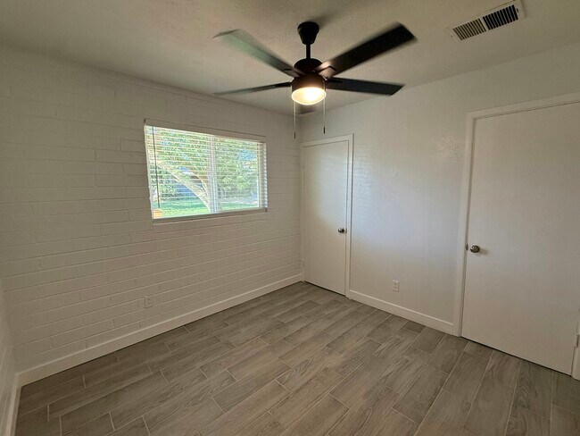 Building Photo - 2206 W Vista Ave