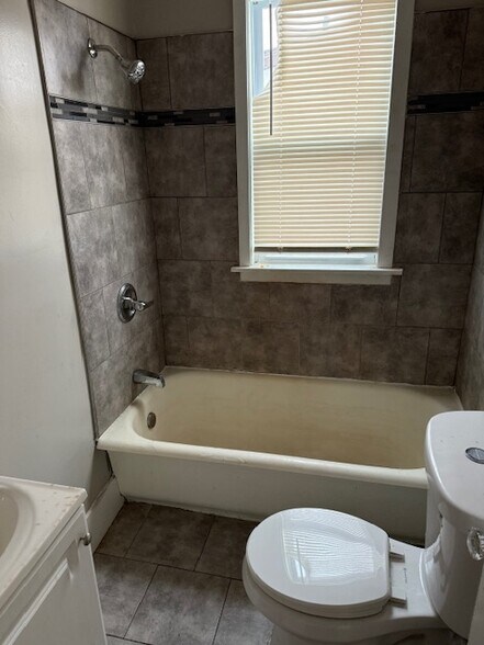 Building Photo - 14951 Strathmoor St