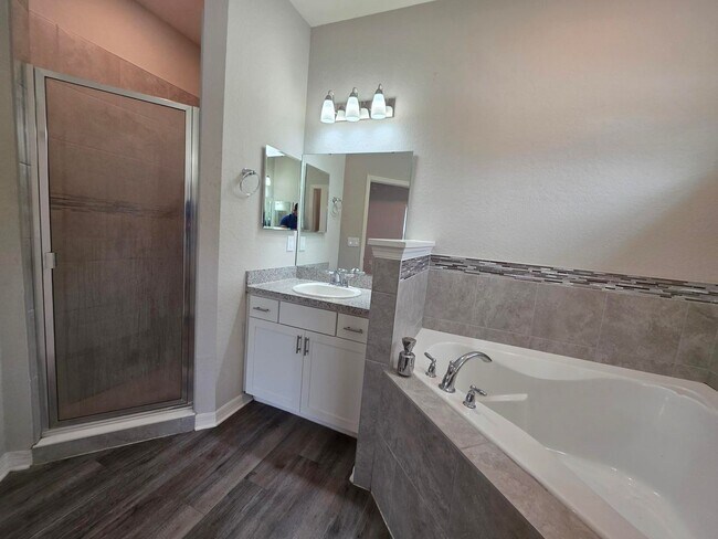 Building Photo - 4-Bedroom, 2.5-Bathroom in Lakeland