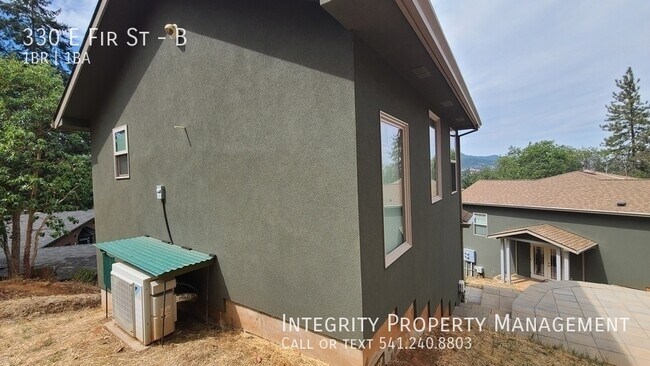 Building Photo - 330 E Fir St
