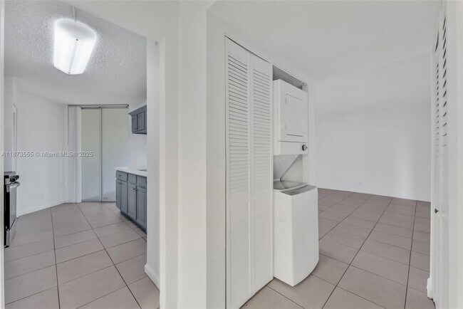 Building Photo - 3100 N Pine Island Rd