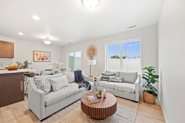 Building Photo - 4762 W Quinault Ave