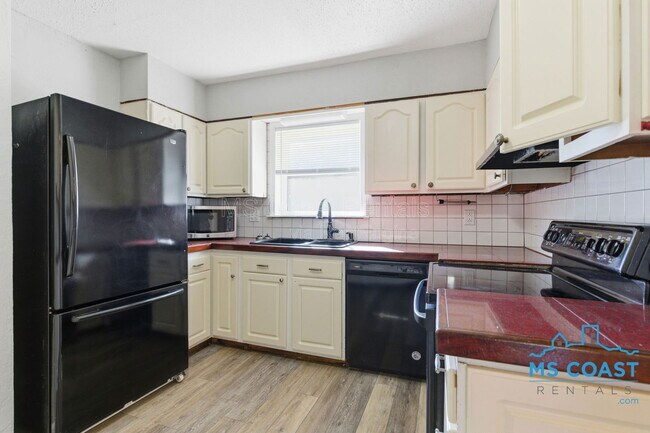 Building Photo - 609 Temple Dr