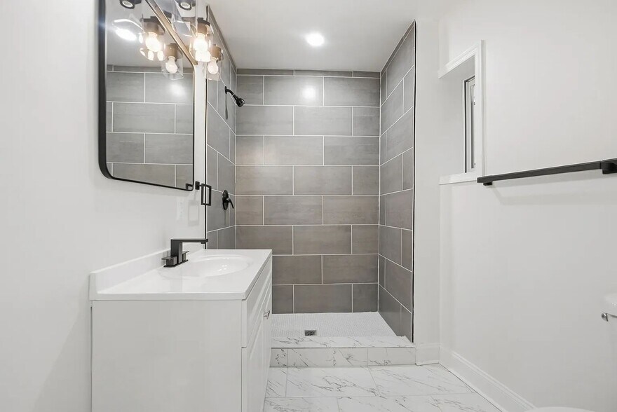 Building Photo - 744 N Patterson Park Ave