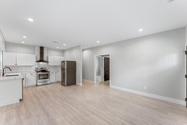 Building Photo - 5004 Knoxwood Dr
