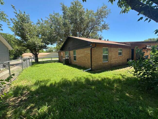 Building Photo - 7701 Janetta Dr