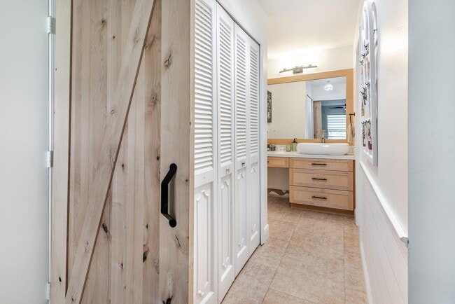 Building Photo - 9930 Pineapple Tree Dr