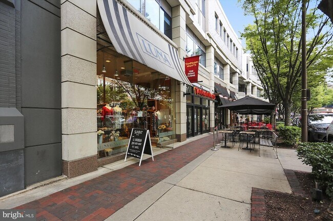 Building Photo - 4915 Hampden Ln