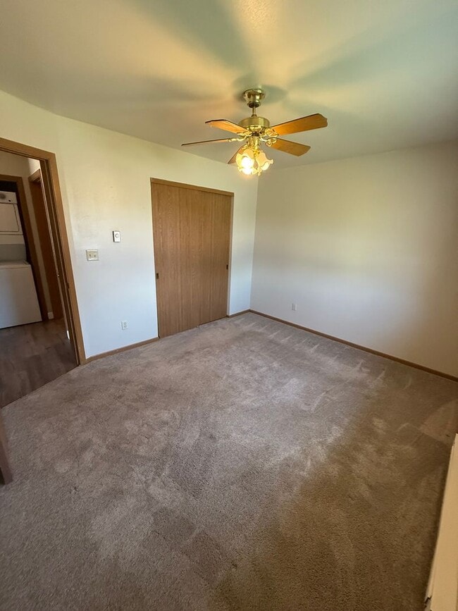 Building Photo - Private Entry 2 Bedroom Apartment Available!