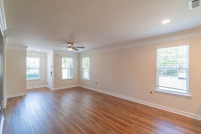 Building Photo - Charming End-Unit Townhome with Prime Loca...