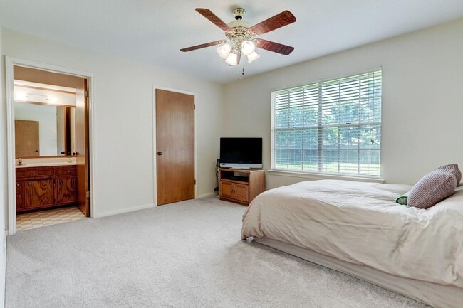 Building Photo - Spacious home on 1/3 of an acre w/ BONUS F...