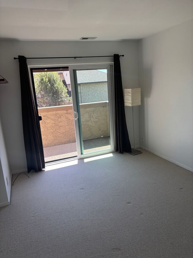 Building Photo - Two Bedroom Two Bath, plus Office Townhouse in Aptos