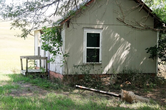 Building Photo - Acreage in Rural Burbank