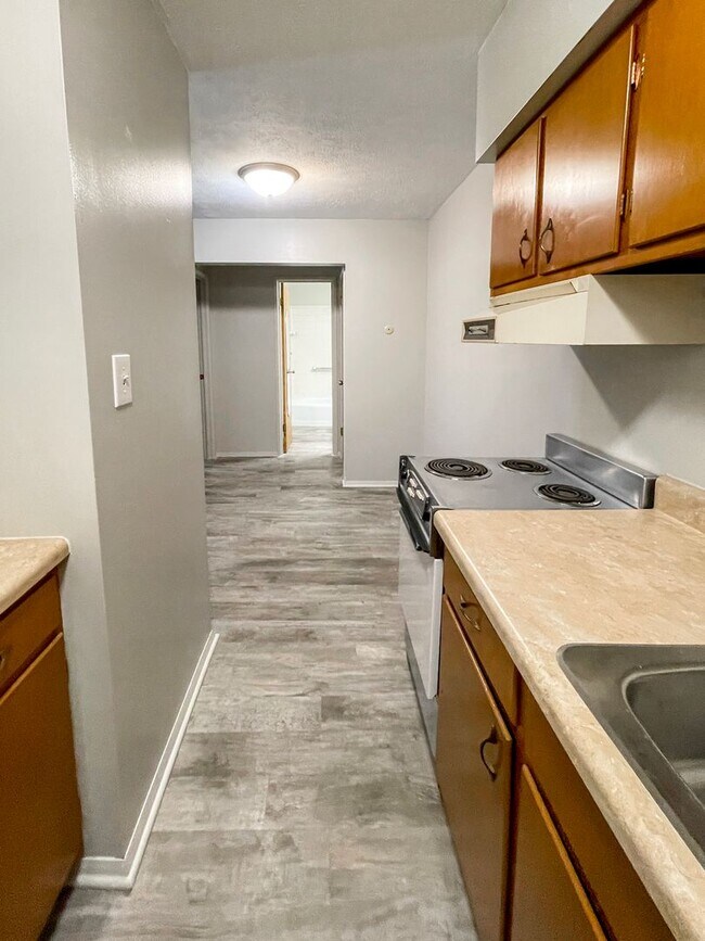 Building Photo - Close to Campus and McGalliard Road