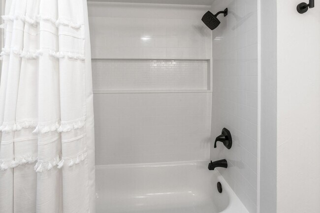 Building Photo - Stylish & Turnkey Furnished 2-BR Daylight ...