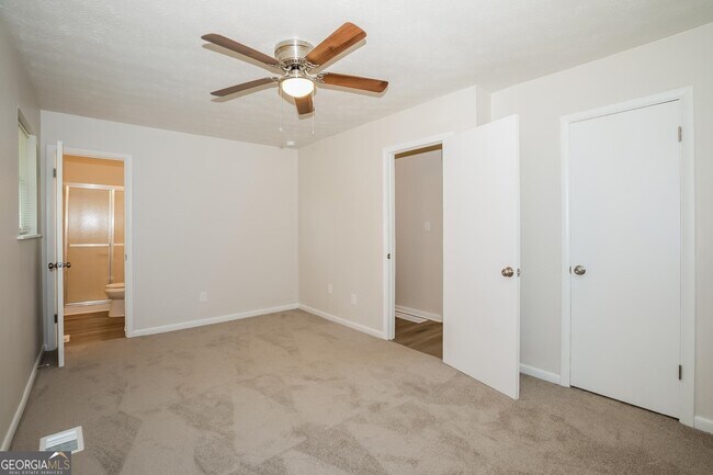 Building Photo - 424 Azalea Dr