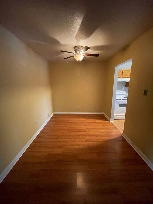 Building Photo - Charming Clifton Condo!