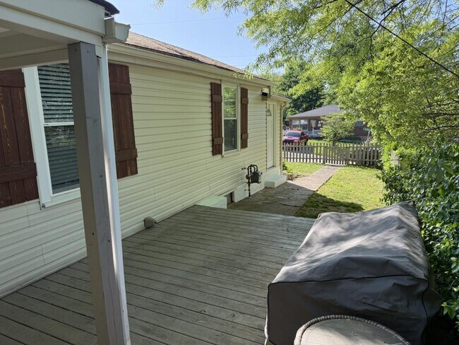 Building Photo - 2901 Lindsay Ave