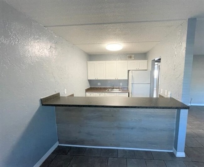 Building Photo - 2 Bedroom 1 Bath condo includes water for $1000