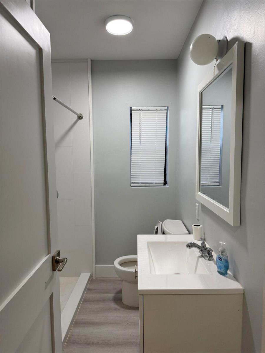 Building Photo - 926 N B St