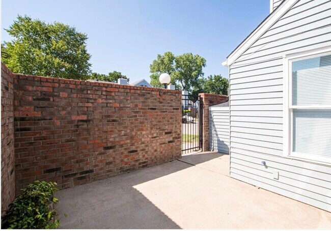 Building Photo - 9811 River Birch Dr