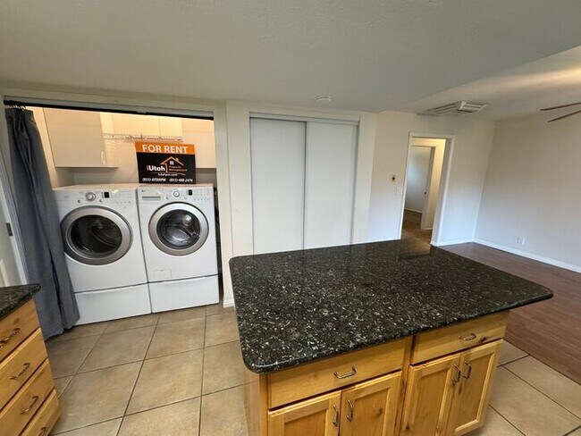 Building Photo - 3 bdrm 1 bath Home. Move in Ready!