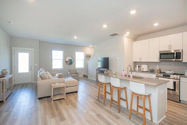Building Photo - 517 Swanholme Dr