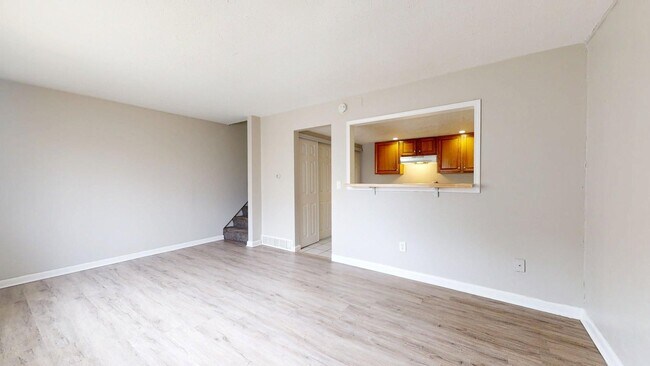 Building Photo - Elyria - updated 2 bedroom/1 bath townhouse.