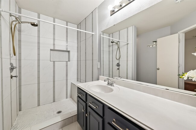 Building Photo - 6523 Mildenhall Ct