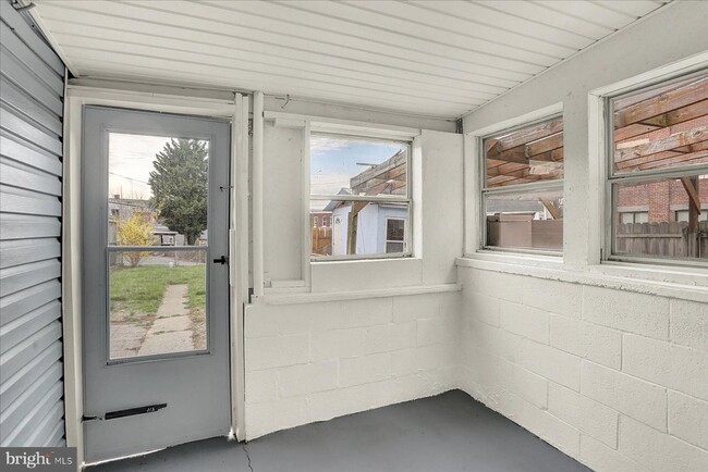 Building Photo - Renovated 3Bedroom House in Columbia