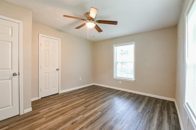 Building Photo - 319 Rustic Dr