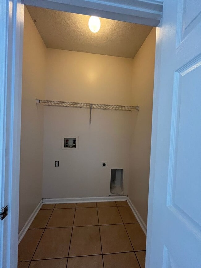 Building Photo - 204 Royal Palms Ave