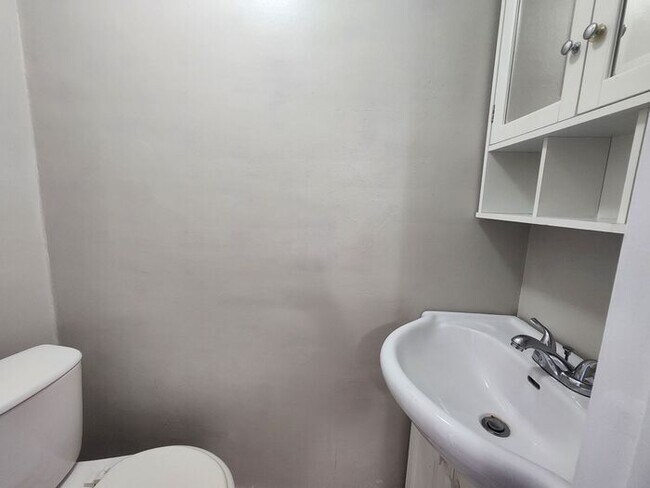 Building Photo - Save $1000 OFF Move-In Costs When You Sign By 05/31 !!