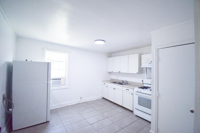 Building Photo - 2716 Sunrise St