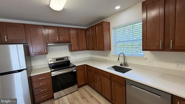 Building Photo - 70 Sequoia Dr