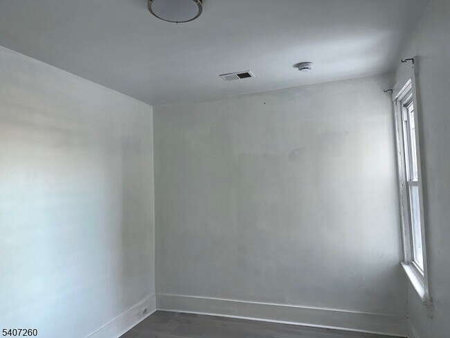 Building Photo - 336 Broad St