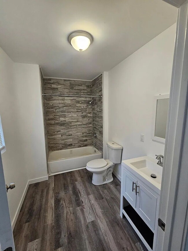 Building Photo - Luxurious 6-Bedroom Haven with Updated Ele...