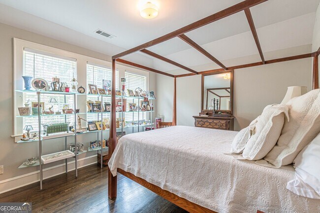 Building Photo - 1878 Cambridge Ave