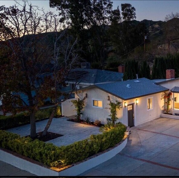 Building Photo - 8635 Le Berthon St