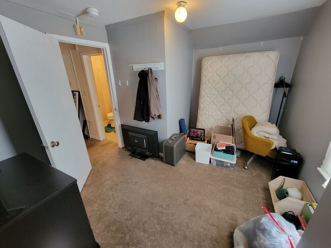 Building Photo - AVAILABLE April! - 4 Bed, 2 Bath Bright & Spacious Home