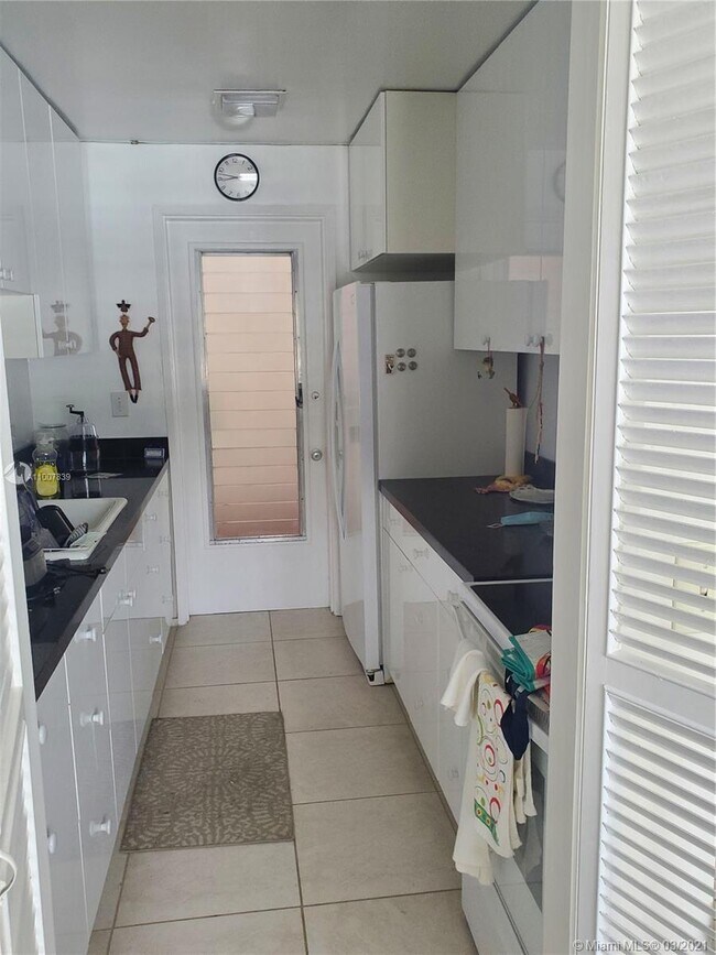 Building Photo - 10170 Collins Ave