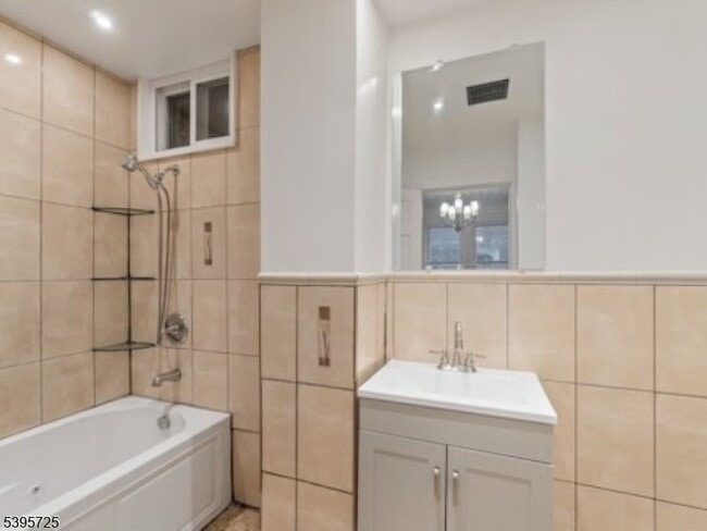 Building Photo - 16 Tulip St