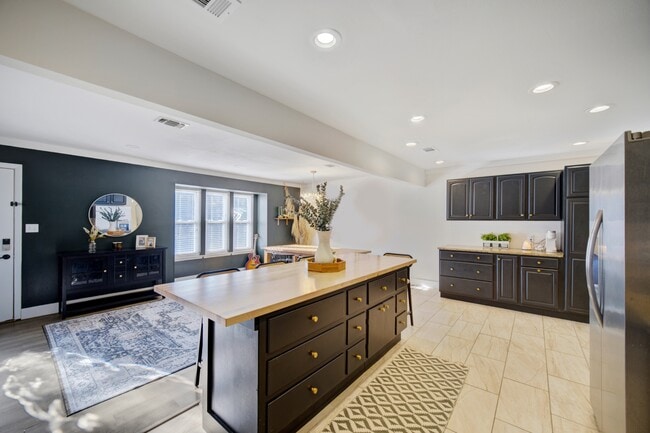 Building Photo - 1024 Juniper Ave