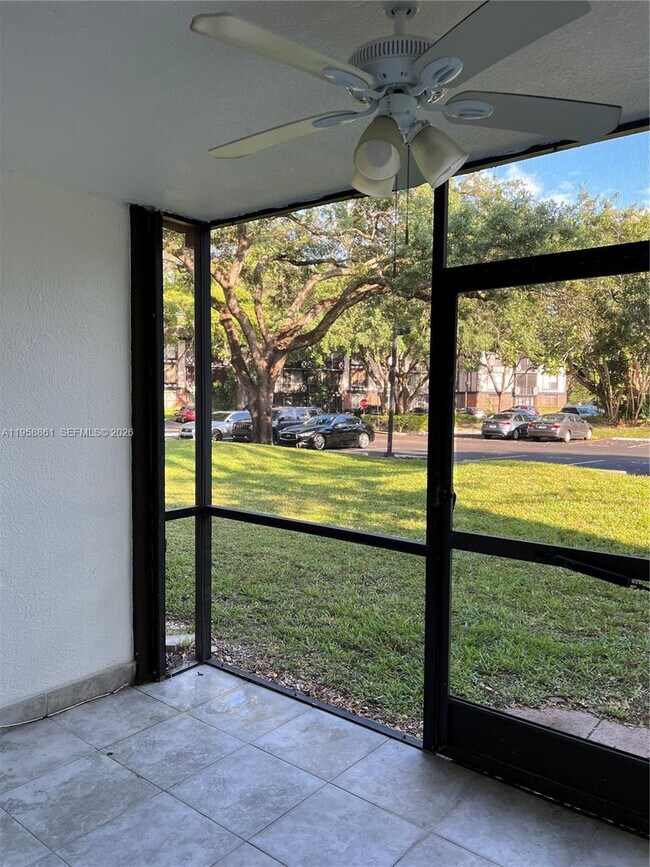 Building Photo - 3740 Inverrary Dr