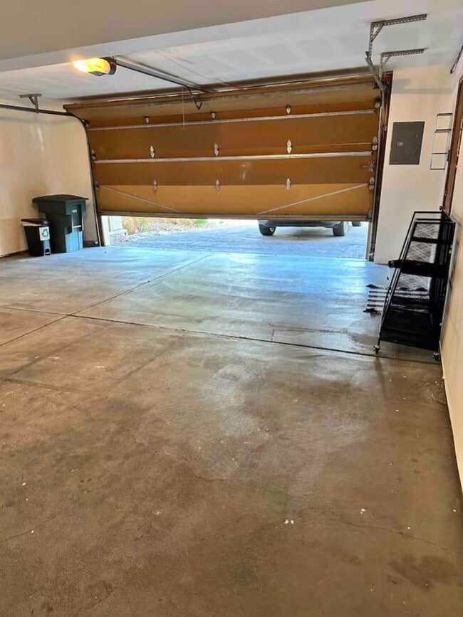 Building Photo - 385 Explorer Ct