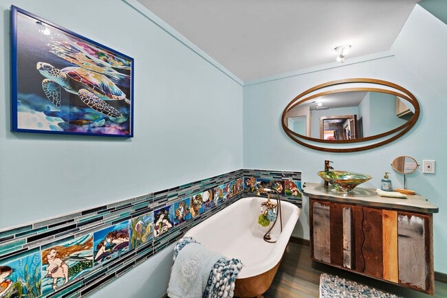 Building Photo - Ever dreamed of living under the sea?!